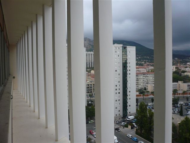 Plateforme spécifique stabilisée positionnée entre deux murs à Marseille, dans les Bouches-du-Rhône (13).