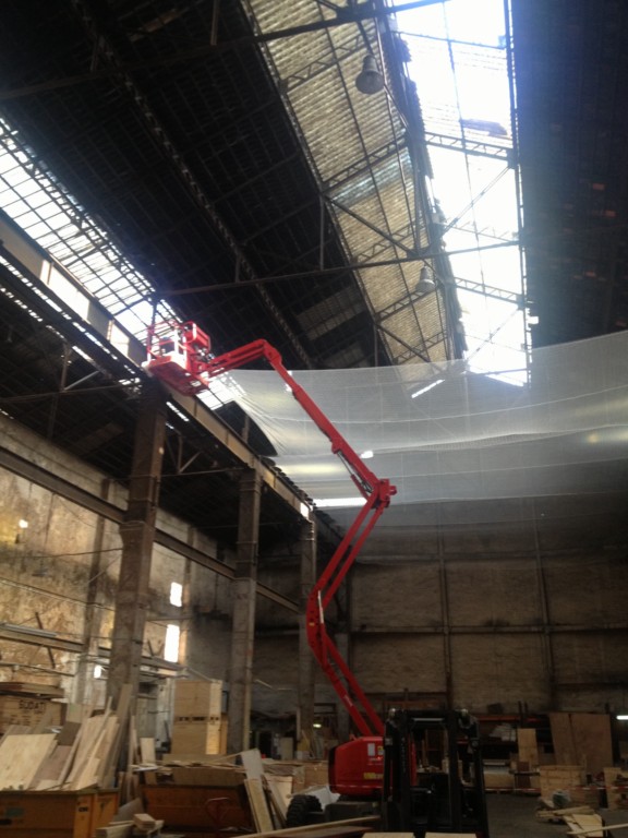 filet anti-chute posé dans un entrepôt