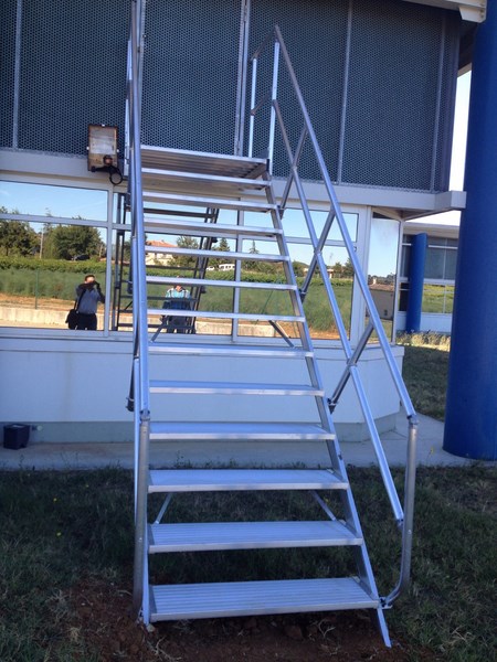 Mise en place d'un escalier en aluminium de la gamme Modull Accès de TUBESCA par SPE dans les Bouches-du-Rhône (13).