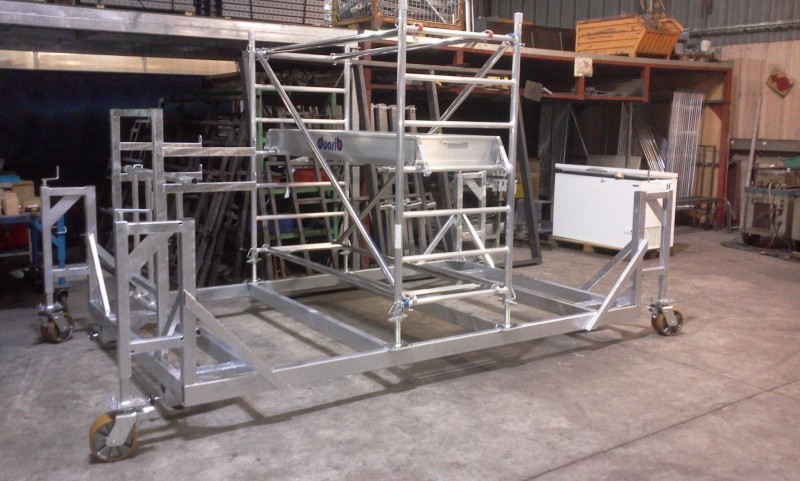 Échafaudage sur rail conçu pour les électriciens travaillant sur un chemin de câbles à Marseille, dans les Bouches-du-Rhône (13).