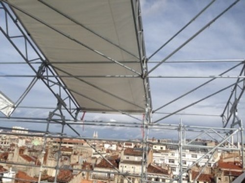 L'échafaudage avec bâche et structure parasol à l'Opéra de Marseille, dans les Bouches-du-Rhône (13).