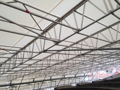 L'installation d'un échafaudage équipé de bâches et d'une structure parasol à l'Opéra de Marseille, dans les Bouches-du-Rhône (13).