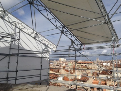 La mise en place d'un échafaudage avec bâches et structure parasol à l'Opéra de Marseille, situé dans les Bouches-du-Rhône (13).