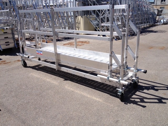 Sur mesure, une passerelle Ultralu a été conçue pour franchir les égouts.