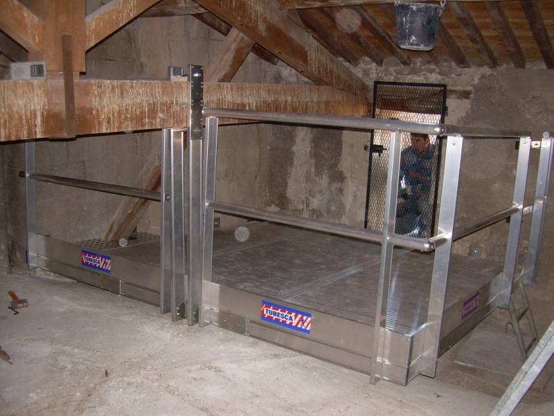 Plateforme suspendue dédiée à la réception de fournitures dans une église à Apt, dans le Vaucluse (84).