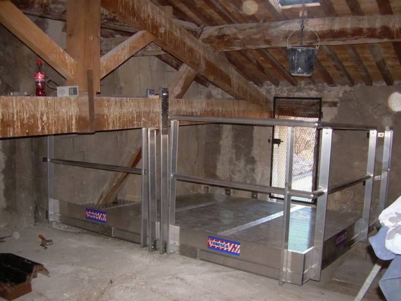 Plateforme suspendue pour la réception de fournitures dans une église à Apt, dans le Vaucluse (84).