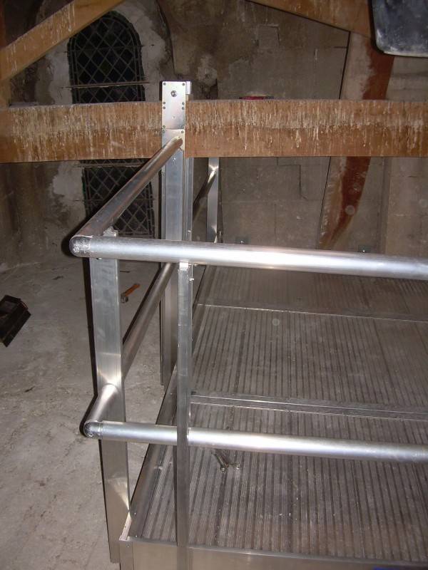 Plateforme suspendue pour la réception de fournitures dans une église à Apt, dans le Vaucluse (84).
