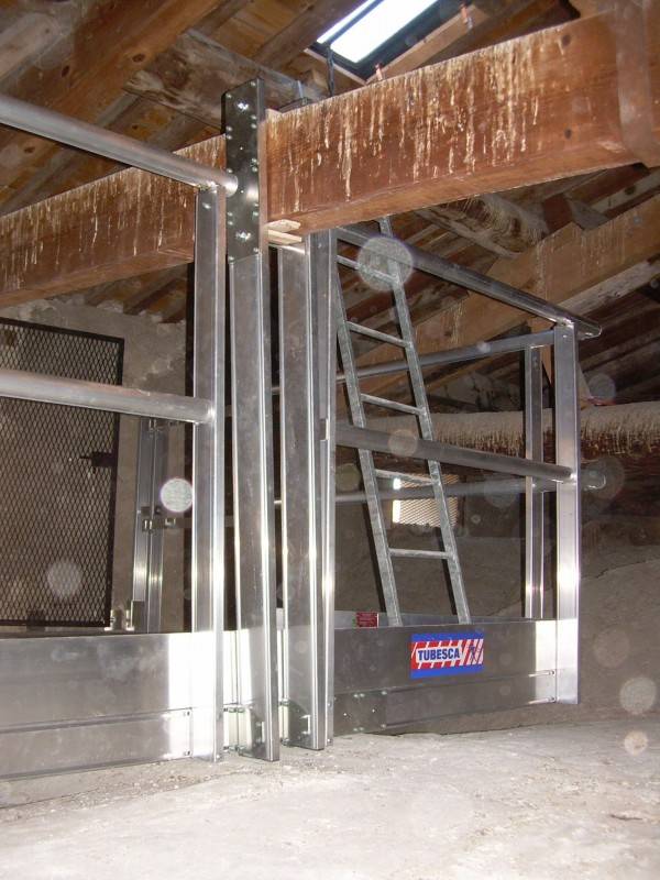 PLATEFORME DE RÉCEPTION DES FOURNITURES EN SUSPENDU DANS UNE EGLISE à Apt, dans le VAUCLUSE 84.