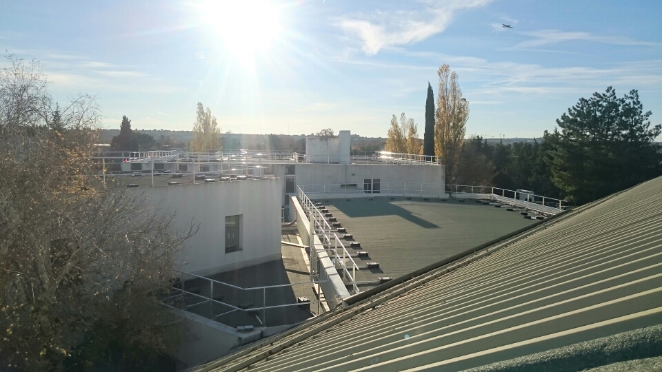 Sur la toiture, installation d'un garde-corps autoportant.