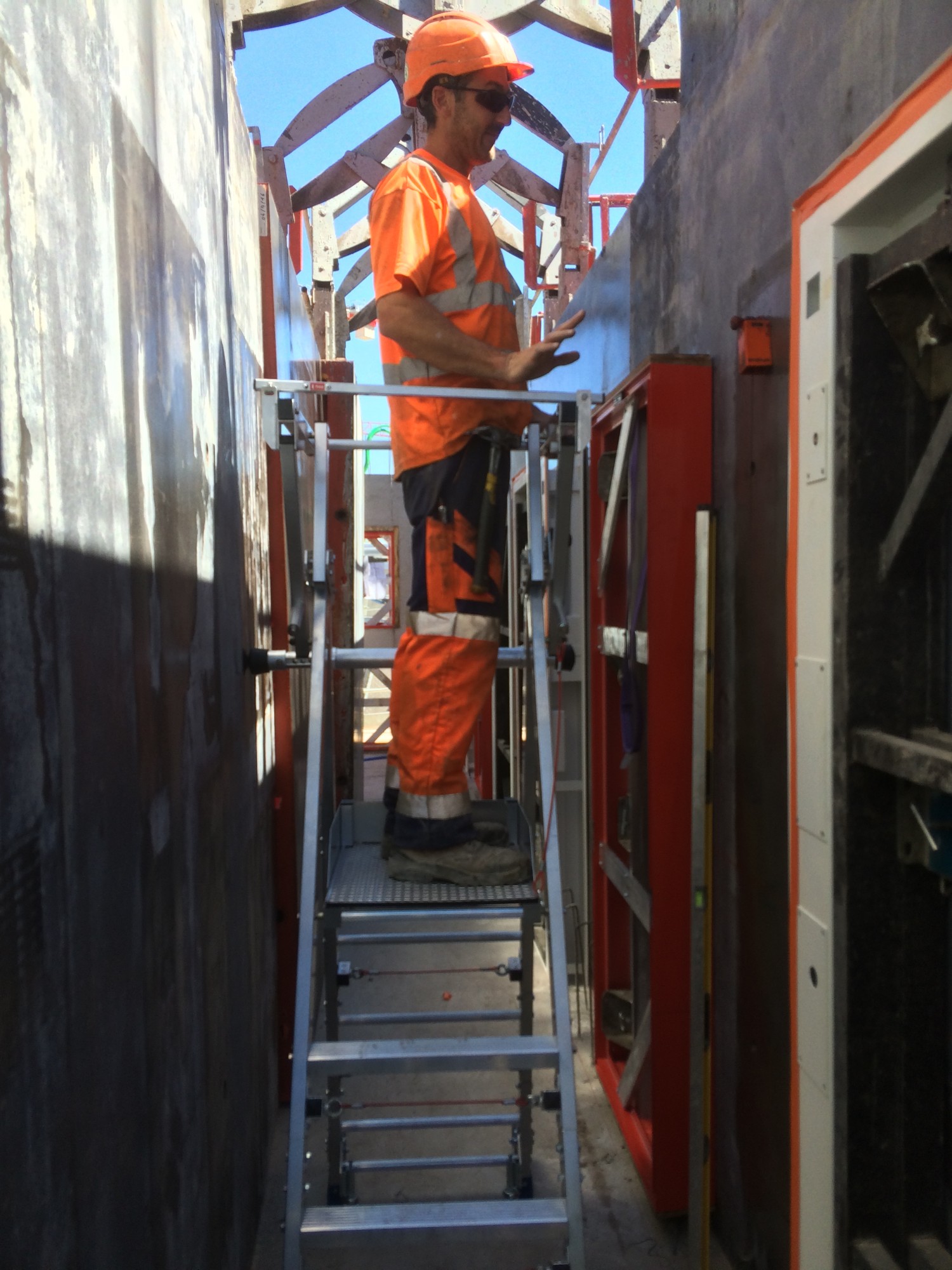 Plateforme de travail entre deux banches dans les Bouches-du-Rhône (13).